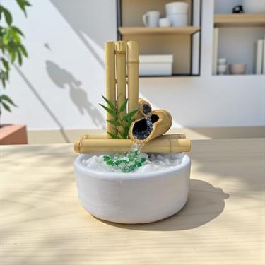 Imagem de Fonte de Água 2 Quedas Decorativa em Bambu Natural com Base Branca, Estilo Zen, Mini Cascata com Pedras Decorativas e Folhas