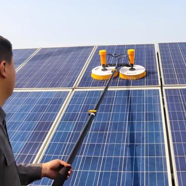 Imagem de Ferramenta automática de limpeza de painel solar - Bateria de lítio de cabeça dupla operada para grandes usinas de energia (7,5 m) - Solução eficiente de manutenção de painel fotovoltaico
