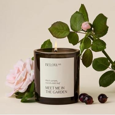Imagem de Vela perfumada Hilary Duff's Below 60 | Meet Me in The Garden | Queima limpa | Feita à mão com cera de soja sem parafina | Tempo de queima de 40 horas | Groselha preta, rosa, folha violeta (204 g)