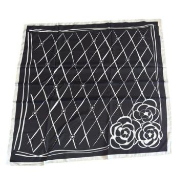 Imagem de Lenço Quadrado Acetinado Estampa Xadrez com Rosas Grandes  90x90 cm - 