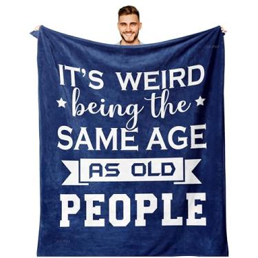 Imagem de JUCIPAY Presentes de aniversário para homens, ideias de presente de aniversário para homens, cobertor engraçado/mordaça para homens mais velhos, é estranho ter a mesma idade dos idosos, cobertor de