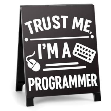 Imagem de Trust Me I'm A Programmer Placa de Mesa Engraçada Estilo Quadro Preto Acrílico Escritório Cubículo Decoração de Mesa Presente para Programador Contador Colega de Trabalho Casa Espaço de Trabalho