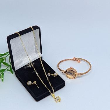 Imagem de Kit Relógio Feminino Bracelete aço Inox Quartzo Ajustável Luxo + Conjunto Colar e Brincos Folheado antialérgico Dourado