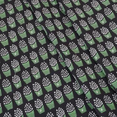 Imagem de Tecido de algodão floral com estampas verdes pretas por jarda, tecido estampado de flores regulares, 139,7 cm de largura, para vestidos, camisas, saias, acolchoados e artesanato da moda