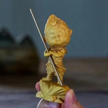 Imagem de FENNYYAR Esculturas e estatuetas Wukong de sol esculpidas em madeira, 10 cm, 9,9 cm, decoração de mesa de escritório