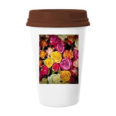 Imagem de Caneca de cerâmica vermelha rosa laranja rosas brancas copo de café copo copo de cerâmica