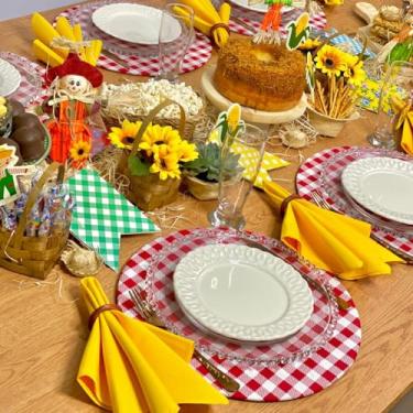Imagem de Kit Sousplat Completo Mesa Posta Caipira Festa Junina Xadrez 6 Lugares (XADREZ VERMELHO - GUARDANAPOS AMARELOS - PG MADEIRA ESCURA)