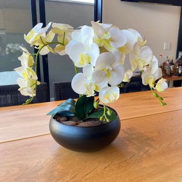 Imagem de Arranjo Grande Centro de Mesa 4 Orquídeas Branca 3d Vaso Preto