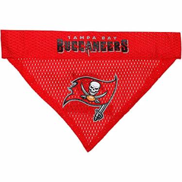 Imagem de Pets First NFL Dog BANDANA - BANANA DE PET REVERSÍVEL TAMPA BAY BUCCANEERS. Bandana esportiva de 2 lados com um logotipo do time bordado premium, grande/GG. - 2 tamanhos e 32 times da NFL disponíveis