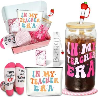 Imagem de ANOTION Conjunto de presentes de agradecimento ao professor – Copo de café gelado IN MY TEACHER ERA, meias rosa, bolsa de maquiagem, marcador de livro, porta-copos para mulheres, aposentadoria de