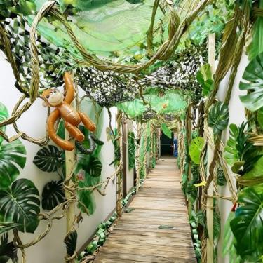 Imagem de Preboun Decoração de festa com tema de selva, safári, folha de selva, rede com 2 peças de vime simulado, 100 peças, folhas de palmeira, floresta artificial, monstera tropical, para decoração de