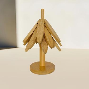 Imagem de Porta-copos de madeira, suporte para copos de madeira, resistente ao calor, tapete dobrável para mesa e cozinha, porta-copos, folhas de arte, bambu, árvore 2