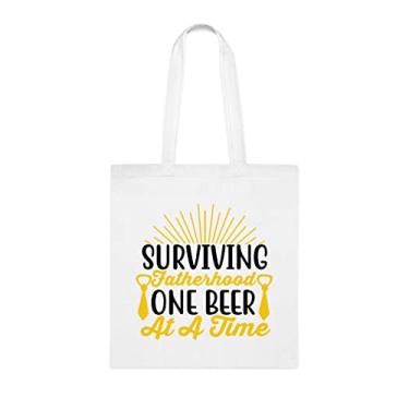 Imagem de Sacola Surviving Fatherhood One Beer At A Time, ideia de presente para paternidade, presente para paternidade, bolsa de ombro para paternidade, bolsas reutilizáveis para pai, presente