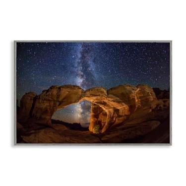 Imagem de Stupell Industries Céu estrelado através do arco do deserto arte giclée emoldurada cinza, design por Royce Bair, 45,7 x 30,5 cm