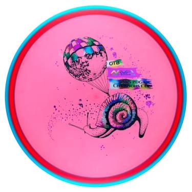 Imagem de Prism Proton Soft Envy Champions Cup 2025 Disc Golf Putter (170-175 g / Cores Podem Variar) Axiomdiscs