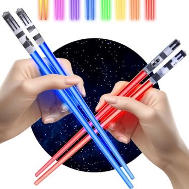 Imagem de Pauzinhos de sabre de luz – Utensílios de sushi reutilizáveis com iluminação LED | Azul Jedi e Red Sith Color Glow, bateria incluída | Presente divertido inspirado em Star Wars para crianças e adultos