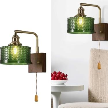 Imagem de Luminária de parede giratória com cúpula de vidro verde, estilo vintage, para ambientes internos, com base de madeira e interruptor, em latão. Ideal para sala de estar, banheiro e restaurant