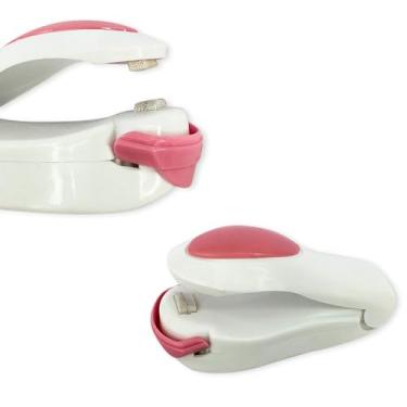 Imagem de Mini Seladora Manual de Embalagens Portátil, Plástico, 10cm x 5cm, com Imã, Alimentação por Pilhas AA, Aquecimento Rápido 3 Segundos, 45g