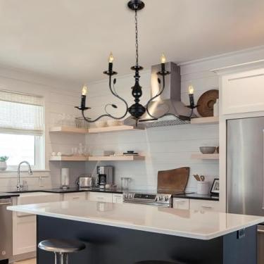 Imagem de Lustre pendente estilo francês campestre com 6 luzes, na cor preta, com design de vela. Luminária pendente vintage de metal para teto, ideal para mesa de jantar, ilha, cozinha e sala de esta
