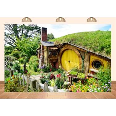 Imagem de PEKRU 2,1 x 1,5 m Tecido Hobbiton Caverna Pano de fundo Nova Zelândia Hobbiton Log Cabin Fotografia Fundo amarelo porta de madeira verde grama flores cerca para decoração de festa de aniversário