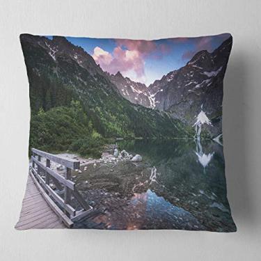 Imagem de Ponte de madeira Designart sobre a paisagem do lago, sala de estar, sofá, almofada de alta qualidade + capa de almofada impressa em ambos os lados 66 cm x 66 cm