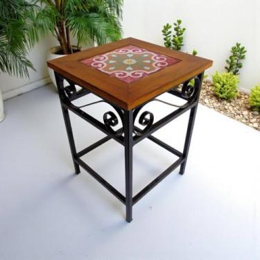 Imagem de Banquinho Rústico em Ferro e Madeira Maciça com Azulejo Decorativo – Banco Artesanal Estilo Industrial para Cozinha, Sala e Área Gourmet (8, G3)