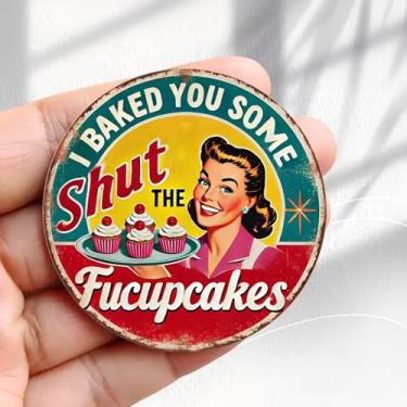 Imagem de Ímã de geladeira vintage I Baked You Some Shut The Fucupcakes Design - Adesivo de geladeira redondo acrílico de 5,8 cm, presente de decoração retrô, tamanho perfeito para geladeira, armário ou
