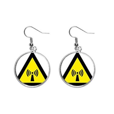 Imagem de Símbolo de aviso amarelo e preto radiação triangular brinco pendente prata joia feminina