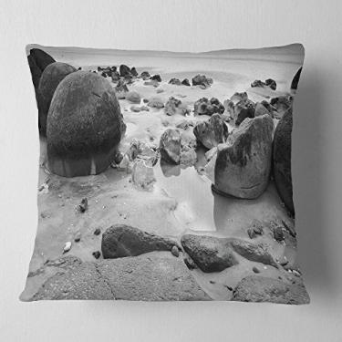 Imagem de Designart Moeraki Boulders preto e branco"litoral, sala de estar, sofá, enchimento de almofada + capa de almofada impressa em ambos os lados 40,64 cm x 40,64 cm