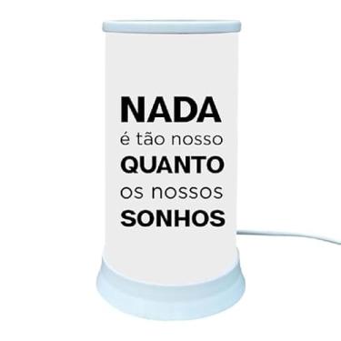 Imagem de Luminária de Mesa Decorativa com Frase Inspiradora 'Nada Quanto os Nossos Sonhos', Abajur Moderno para Quarto e Escritório
