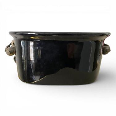 Imagem de Cachepot Centro de Mesa em Porcelana Preto com Detalhes em Bronze 15x36x22cm - Perfeito para Flores e Plantas.  
