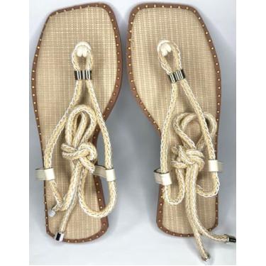 Imagem de Sandália Feminina com Tiras Trançadas, Solado Texturizado, Detalhes em Tachas Douradas, Bege e Marrom. Tamanho 34