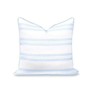 Imagem de Hofdeco Premium Capa de almofada Coastal Grandmillennial Patio para ambientes internos e externos, 55,88 cm x 55,88 cm, repelente de água para quintal, sofá, piscina, estampa azul bebê com folhas