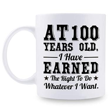 Imagem de aiyaya Presentes de aniversário de 100 anos para homens mulheres pai mãe marido esposa irmão irmã tio avô amigo - AT 100 Years Old I Have Earned The Right To Do Whatever I Want Caneca de café de 325