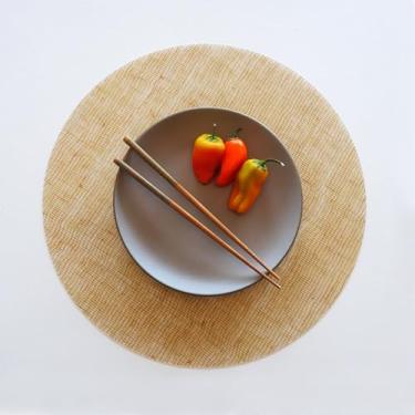 Imagem de modern-twist Jogo americano redondo de silicone de 38 cm, tapete de mesa livre de BPA, PVC, lavável na lava-louças, impressão de linho em palha, pacote com 1