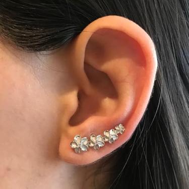 Imagem de 2 brincos femininos minimalistas de videira frangipani doce de cobre grosso para festas, encontros e uso diário.