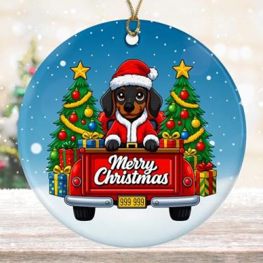 Imagem de Enfeite de Natal de Papai Noel Dachshund - Caminhão vermelho de cerâmica com decoração de árvore - Presente de lembrança de feriado de cachorro Wiener fofo - Decoração de Natal para 2025 impressa em