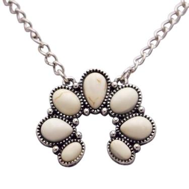 Imagem de Rosemarie & Jubalee Colar de flor de abóbora estilo ocidental, pingente de pedra howlita branca com corrente de liga de prata, 40,6 cm com extensor de 7,6 cm, One Size, Liga metálica, howlita, Howlita