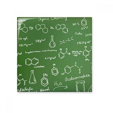 Imagem de Pedra adorna de tijolos vitrificados com estrutura atômica molecular de química orgânica