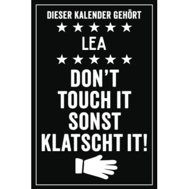 Imagem de Lea - Don't touch it sonst klatscht it!: Lustiger Personalisierter Kalender 2022 A5 I Klassisch & Elegant In Schwarz I Taschenkalender 2022 I ... Geschenk für Familie, Freunde, Kollegen