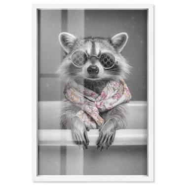Imagem de Little Glam Tub Raccoon Shadowbox Print Bathroom Wall Art por Art Remedy, moldura branca, 43 x 63 cm