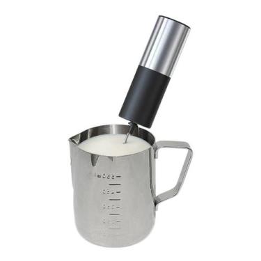 Imagem de Kit Jarra Barista Inox 600Ml + Mini Misturador Mixer A Pilha - Kadê
