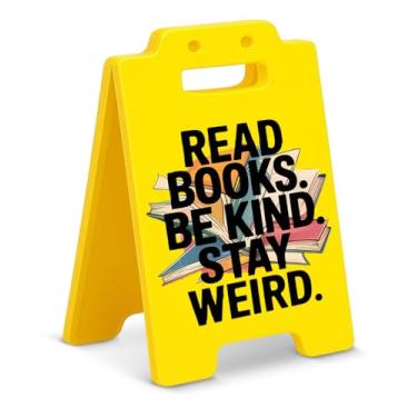 Imagem de Presentes engraçados para amantes de livros placa decorativa para leitores ávidos por livros, colegas de trabalho, amigos, ler livros, "Be Kind Stay Weird Letre", decoração de mesa de escritório
