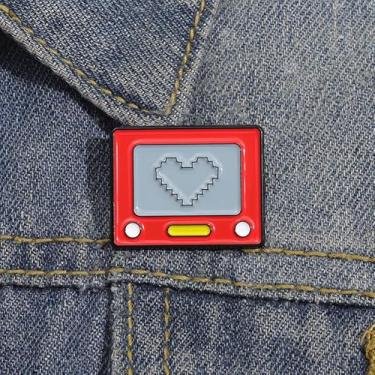 Imagem de Broche esmaltado retrô em forma de televisão com design de arte pixelada broche de TV nostálgico fofo broche de lapela estilo vintage para jaquetas bolsas presente exclusivo para amantes da cultura