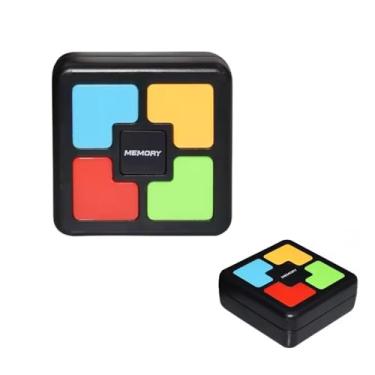 Imagem de Jogo da Memória Eletrônico Compacto Luz e Som Estilo Genius 6x6cm – Brinquedo Educativo Infantil, Portátil, 4 Cores, Níveis de Dificuldade, Estimula Concentração e Coordenação
