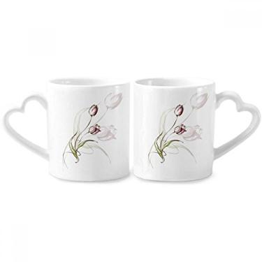 Imagem de Conjunto de canecas de porcelana para casal de flores rosa tulipa pintada à mão com alça de coração