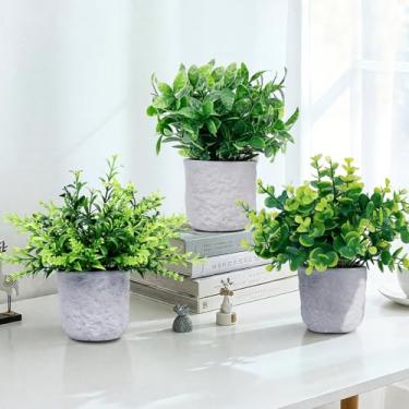 Imagem de HAOBAOBEI Pacote com 3 plantas falsas em vasos, pequenas plantas artificiais de eucalipto para prateleira, mesa, casa, banheiro, casa de fazenda, sala de café, decoração (verde)