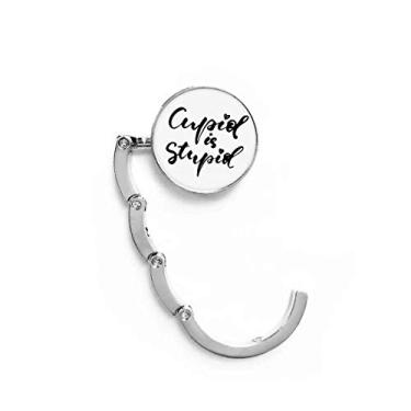 Imagem de Gancho de mesa estilo citação Cupid is Stupid com fecho decorativo dobrável