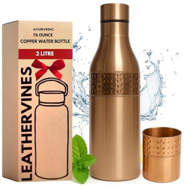 Imagem de LEATHERVINES Garrafa de água de cobre 100% puro - Recipiente de cobre ayurvédico extra grande feito à mão de 2 litros (2,154 g) - Frasco à prova de vazamento - Garrafa martelada para hidratação