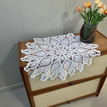 Imagem de Yizunnu Toalha de mesa de renda feita à mão em crochê, toalha de mesa redonda vintage, toalha de mesa, toalha de mesa de algodão com diâmetro de 60 cm (branca)